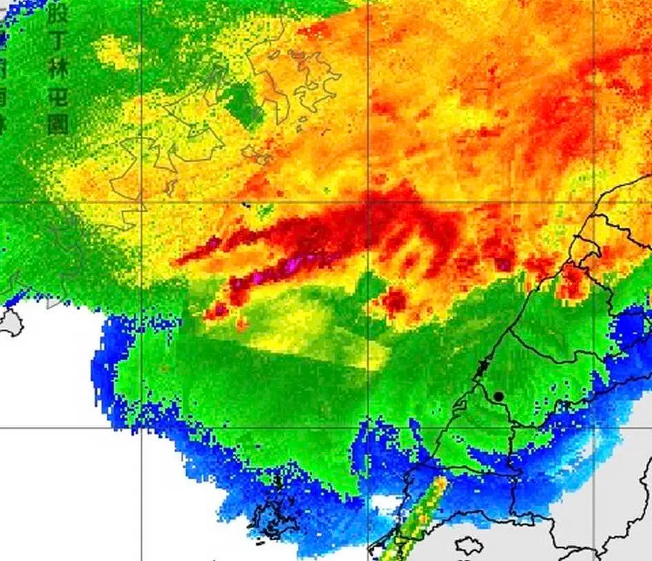 ▲台灣海峽一帶出現「又尖又細」的回波，除了要注意天氣突變外，更可能轉變成龍捲風出現。（圖／鄭明典臉書）
