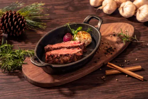 ▲設籍或工作地點在中正區、萬華區兩區的民眾，到PRIME ONE牛排館吃飯可打85折。（圖／台北花園酒店提供）