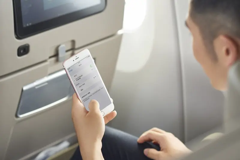 ▲華航自今（1）日起，開放777、A350、A321neo等三大機型的全航線、全艙等旅客直接於機上免費上網或傳輸文字訊息。（圖／華航提供）