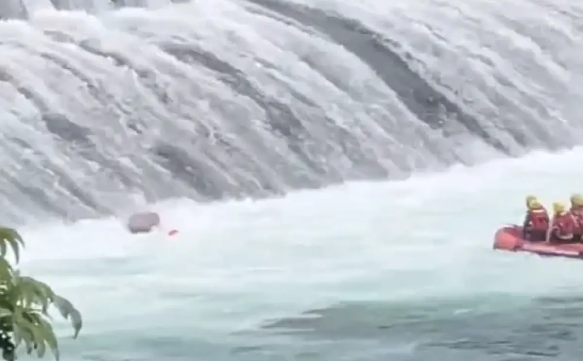 ▲新北市新店區廣興橋溺水意外，造成1民眾溺斃、1消防員殉職。（圖／翻攝畫面）