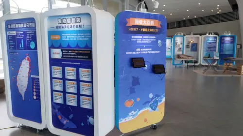 SEA YOU 海洋的見證與再造巡迴展 即日起於台中科博館登場 ▲「海廢的旅程」展區揭示海洋廢棄物從源頭漂流到重生的路徑,帶來深刻省思。(圖/主辦單位提供)