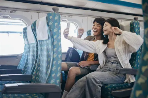 ▲只要購買高鐵「飯店聯票」即有機會獲得限量「大稻埕河岸煙火觀賞區入場證」，旅客輕鬆卡位河岸第一排看大稻埕煙火。（圖／台北市觀傳局提供）