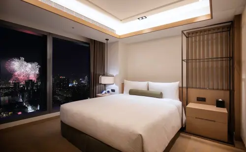 ▲台北凱達大飯店有限量住房專案，平日每房3,399元起，含自助式早餐與Mini Bar，入住即可享有高樓層景觀視野看大稻埕煙火。（圖／台北凱達提供）