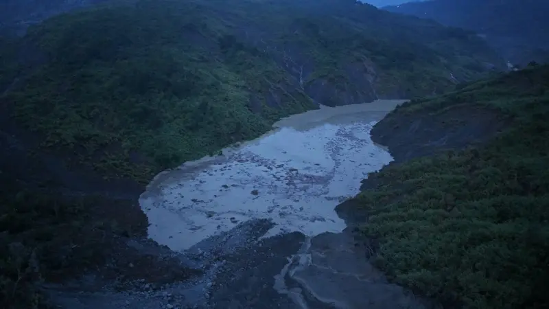 ▲陳東睦昨日深夜在臉書貼出多張圖片，指出因颱風及近日大雨影響，清水溪草嶺段疑似出現堰塞湖情形。（圖／翻攝陳東睦臉書）