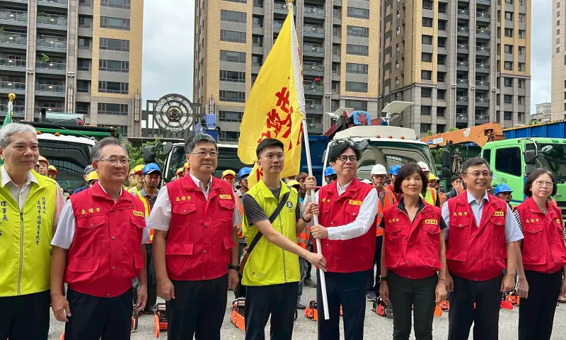 ▲陳其邁親自主持授旗，提醒所有同仁注意安全，並要求帶隊官照顧好支援同仁的後勤照料。（圖／高雄市府提供）