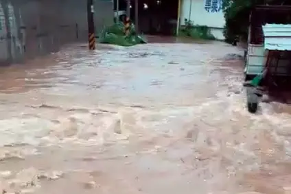 台中豪雨淹水／沙鹿驚見洪流、台灣大道上演龍舟賽！災情不斷更新