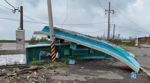 ▲畫面中可見還有船隻被吹到路上，滿目瘡痍的景象十分震撼。（圖／大雄空拍授權）