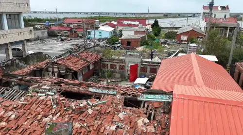 ▲當地的紅磚瓦屋被吹翻，散落滿地的場景相當震撼。（圖／大雄空拍授權）