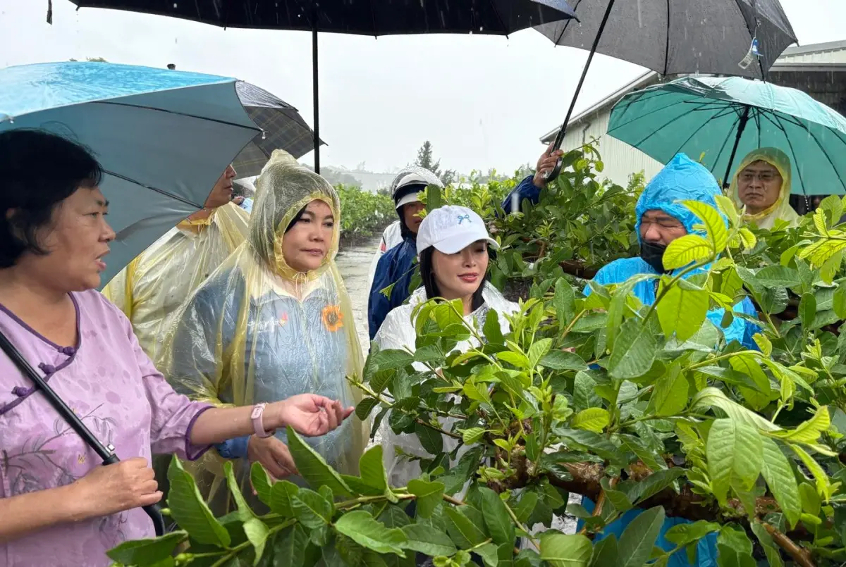 ▲雲林縣長張麗善與立委張嘉郡一起勘災。（圖／翻攝張麗善臉書）