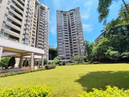 ▲康詩丹郡位在汐止林森路上，是30年前新北市知名豪宅，環境優美，有唐雅君所開的亞歷山大運動中心，是極為出名的社區。（圖／我是凶宅！臉書）