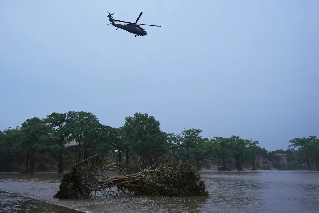 ▲美國德州洪水災情慘重。圖為洪水過後，直升機飛越瓜達盧佩河上空。（圖／美聯社／達志影像）