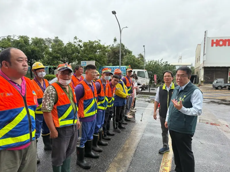 ▲市長黃偉哲勘查文旦受損狀況時表示，雖然麻豆文旦受到重創，後續品質依然優良，盼望消費者能多加支持產地直送的文旦。（圖／南市府提供）