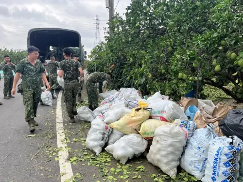 ▲市長黃偉哲除了感謝國軍持續支援,也指示市府及所屬機關加速復原工作,期待以最快速度協助民眾復家園恢復家園,回歸常態生活。(圖/南市府提供) ▲市長黃偉哲除了感謝國軍持續支援,也指示市府及所屬機關加速復原工作,期待以最快速度協助民眾復家園恢復家園,回歸常態生活。(圖/南市府提供)