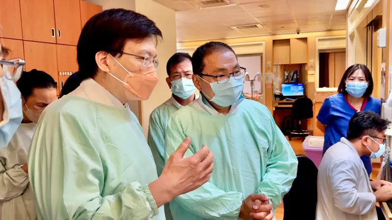 ▲侯友宜稍早再度前往新店慈濟醫院探視消防同仁。（圖／新北市府提供）