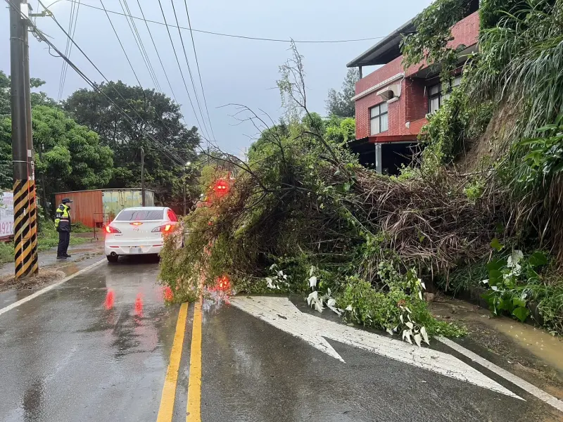 雨像用倒的！西南氣流挾帶雨勢　邱臣遠下令：竹市府團隊應變搶災