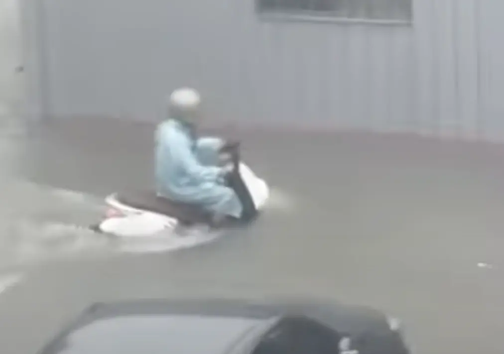 ▲彰化縣淹水成災，有民眾騎車外出如同「水上摩托車」。（圖／翻攝畫面）