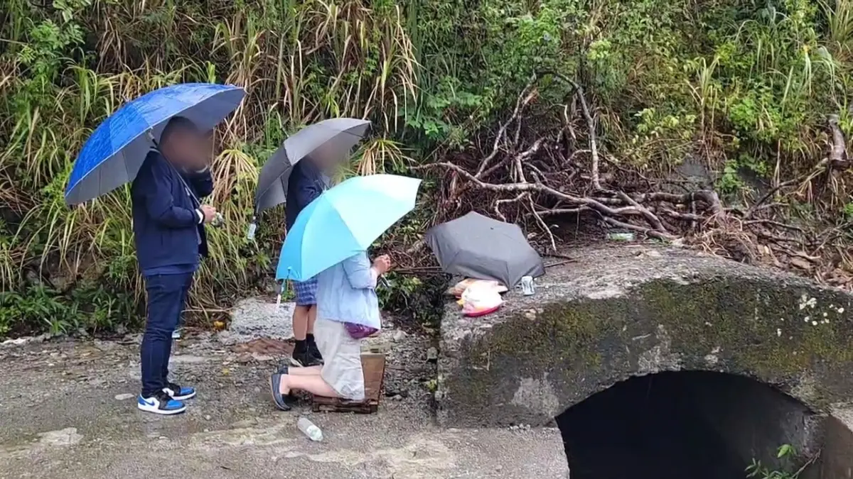 ▲張敬謙的父母除了去醫院關切兒子病情，也回到意外現場燒金紙。（圖／翻攝畫面）