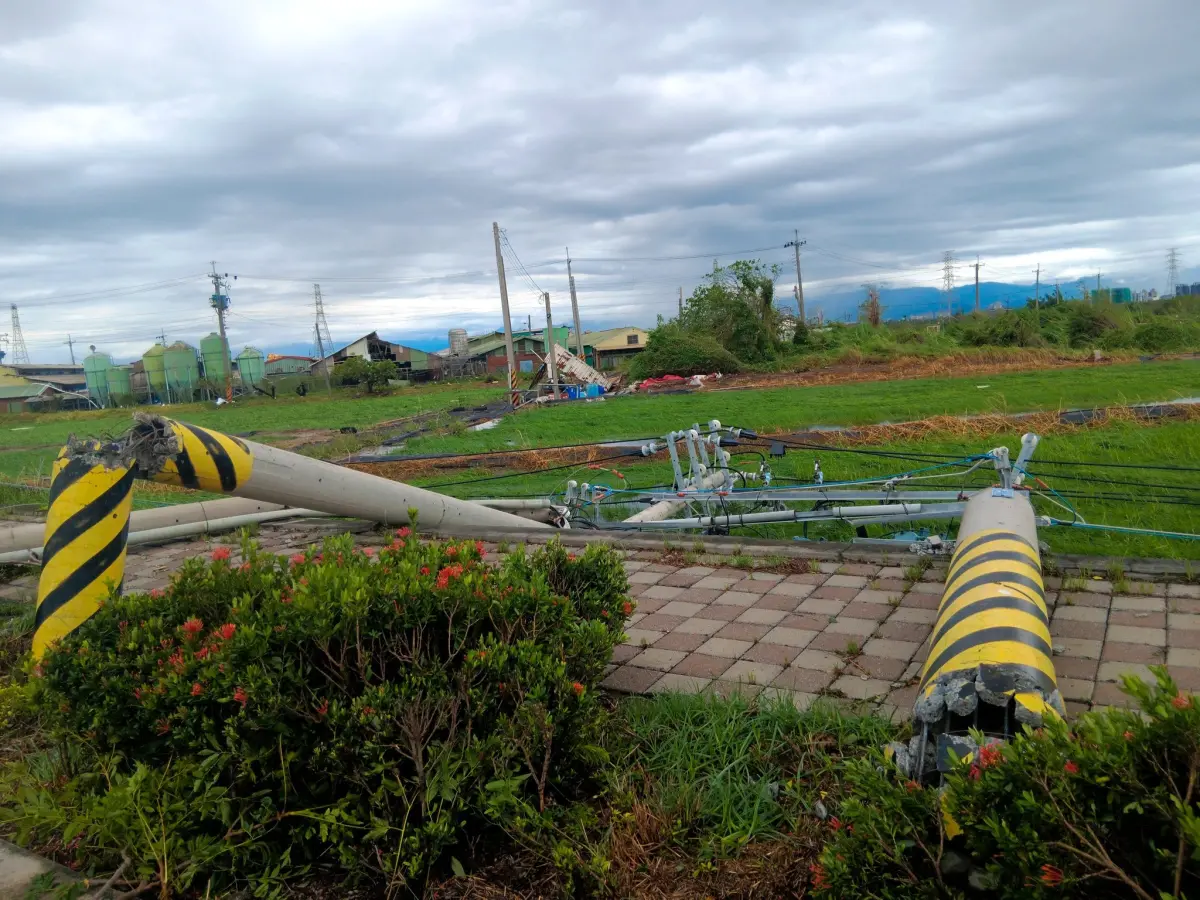 ▲台南鹽水有電線杆攔腰折斷。（圖／讀者提供）