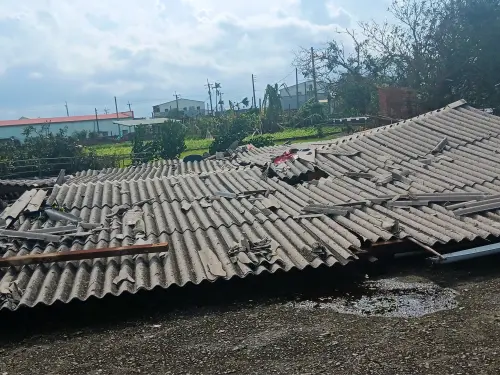 ▲颱風丹娜絲過境，台南新營、鹽水區一帶房舍倒塌，怵目驚心。（圖／讀者提供）