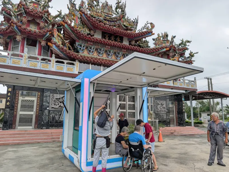 ▲在市長黃偉哲的協助下，鹽水區公所獲得永康業者鼎硯工程公司的支援，在歡雅里永安宮與汫水國小內設置兩座充電站。（圖／南市府提供）