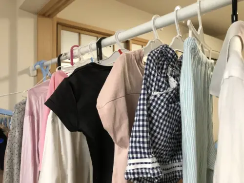 ▲颱風丹娜絲已經遠離，但部分地區仍有雨勢，下雨天衣服總是曬不乾？就有內行推薦用「除濕機」，讓你在室內晾衣服也很乾！（示意圖／翻攝自photoAC）