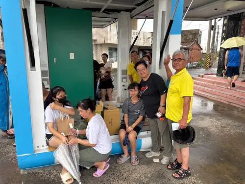 ▲現場也有許多民眾,帶著手機或行動電源前來充電,業者鼎硯工程也承諾將無償提供設備,直到台電修復當地用電再撤走。(圖/南市府提供) ▲現場也有許多民眾,帶著手機或行動電源前來充電,業者鼎硯工程也承諾將無償提供設備,直到台電修復當地用電再撤走。(圖/南市府提供)