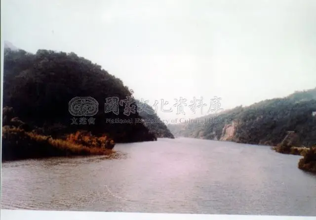 ▲921地震形成的新草嶺潭,帶走20幾條人命,也創造短暫的觀光價值。(圖/翻攝國家文化資料庫,2025.07.09)