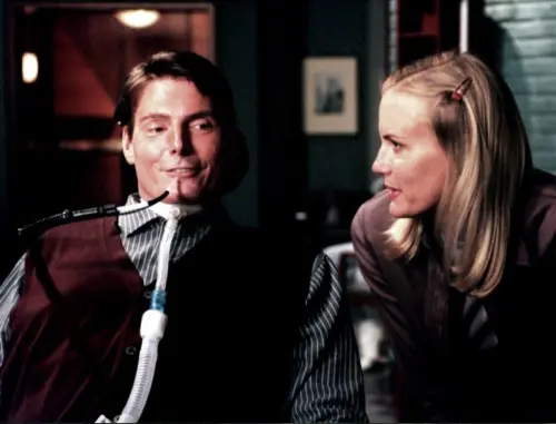 ▲克里斯多夫李維（左）意志力驚人，摔馬癱瘓後，還曾經坐著輪椅演出新版《後窗》影片。（圖／摘自IMDb）