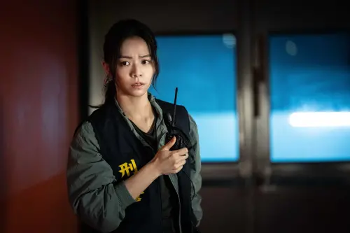 ▲宋芸樺在《96分鐘》飾演俐落刑警，好友柯震東特地到場探班。（圖／華影國際提供）