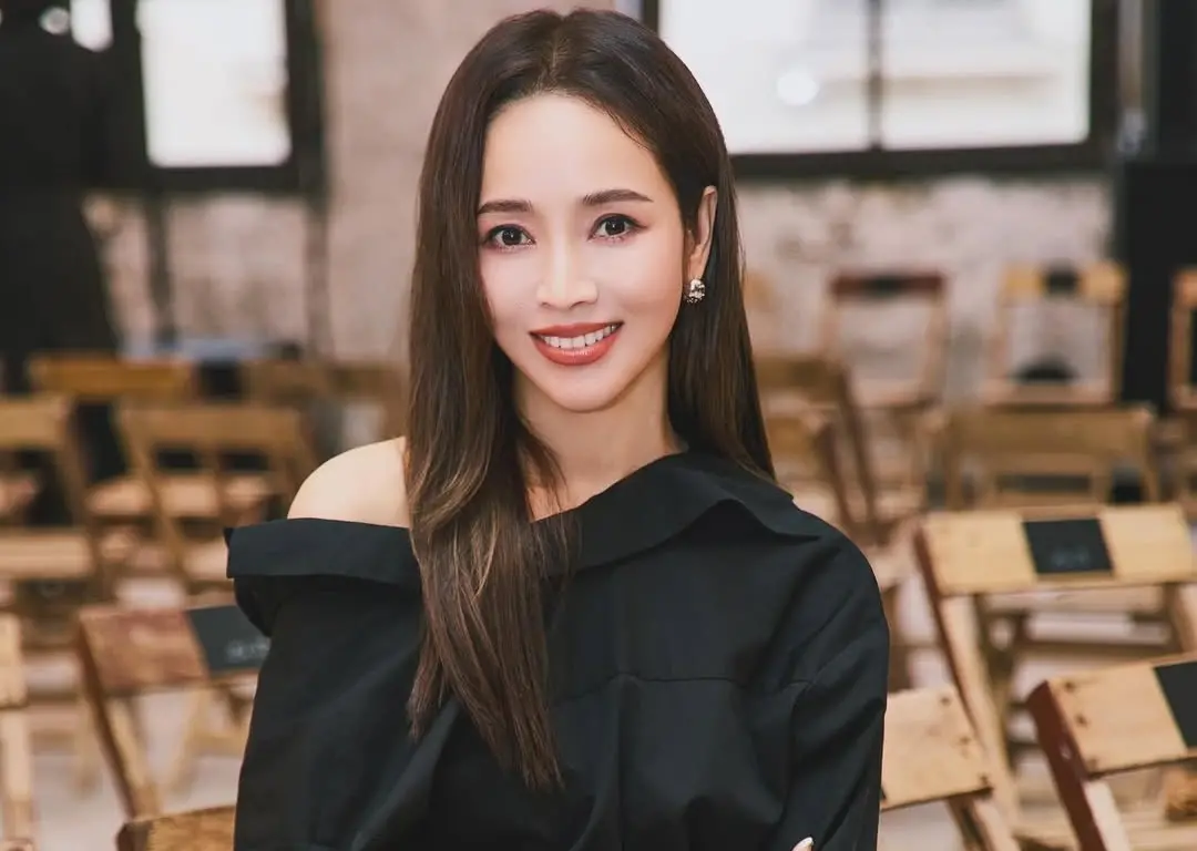 ▲侯佩岑《乘風2025》（浪姐6）翻紅後，近日受邀登上綜藝《你好，星期六》，以一身黑色套裝短裙現身，不料造型卻大翻車，骨盆兩側竟然多兩塊尖角，讓網友忍不住吐槽：像搞笑道具。（圖／侯佩岑IG）