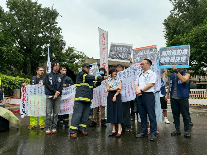 ▲消防員工作權益促進會今（9）日到行政院前表達訴求，要求推動消防人員納入《職安法》。（圖／消防員工作權益促進會提供）