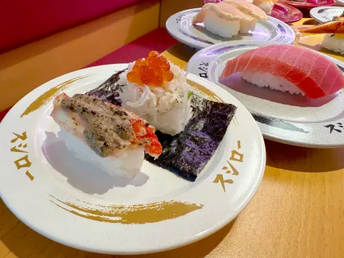 ▲「松葉蟹2種」免動手撥殼、爽吃蟹味噌炙燒＋鮭魚卵海苔包，相當於一貫才45元快衝。（圖／記者蕭涵云攝）