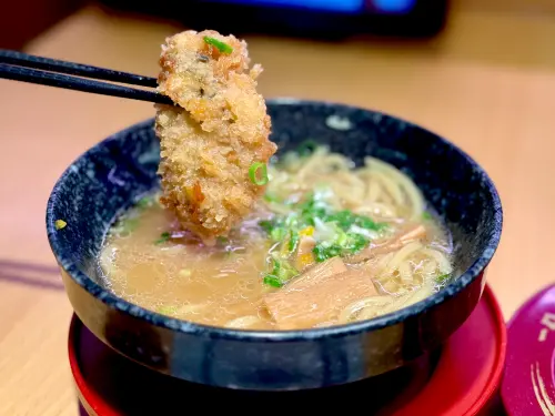 ▲日本知名拉麵名店《貝ガラ屋》牡蠣白湯拉麵140元。（圖／記者蕭涵云攝）