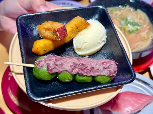 ▲京都百年老店「森半抹茶團子拼盤」90元，道地日本甜點不能錯過。（圖／記者蕭涵云攝）