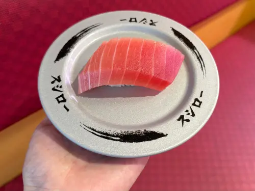 ▲台灣壽司郎南方黑鮪魚「厚切中腹」增量1.5倍不加價，60元爽吃。（圖／記者蕭涵云攝）