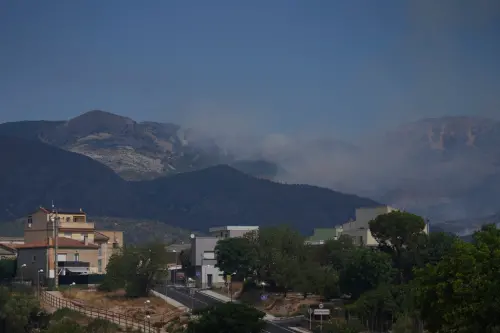 西班牙加泰隆尼亞地區塔拉戈納爆發野火,火災產生的濃煙瀰漫。(圖/美聯社/達志影像) ▲西班牙加泰隆尼亞地區塔拉戈納爆發野火,火災產生的濃煙瀰漫。(圖/美聯社/達志影像)