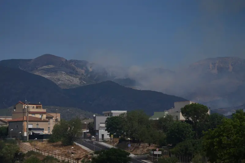 ▲西班牙加泰隆尼亞地區塔拉哥納爆發野火，火災產生的濃煙瀰漫。（圖／美聯社／達志影像）