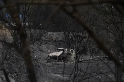 ▲西班牙加泰隆尼亞地區塔拉戈納爆發野火,一輛汽車被燒毀。(圖/美聯社/達志影像) ▲西班牙加泰隆尼亞地區塔拉戈納爆發野火,一輛汽車被燒毀。(圖/美聯社/達志影像)