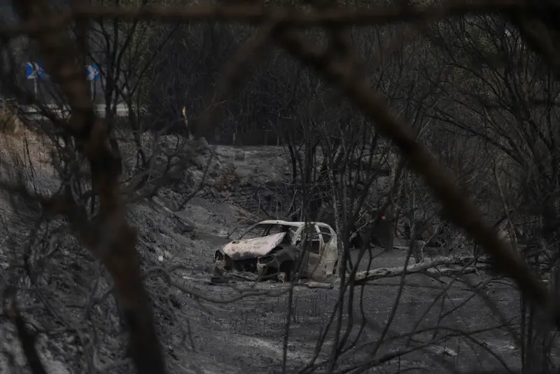 ▲西班牙加泰隆尼亞地區塔拉哥納爆發野火，一輛汽車被燒毀。（圖／美聯社／達志影像）