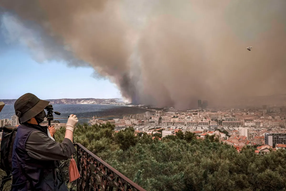 ▲法國南部馬賽郊區的野火肆虐，火災煙霧瀰漫。（圖／美聯社／達志影像）