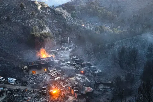 法國南部馬賽郊區的野火肆虐。(圖/美聯社/達志影像) ▲法國南部馬賽郊區的野火肆虐。(圖/美聯社/達志影像)