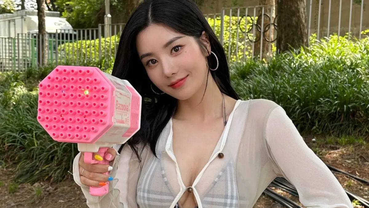 ▲權恩妃近日在水彈音樂節上的表現讓她再度爆紅，2023年穿比基尼跳舞的「封神影片」也被挖出。7年前權恩妃參加選秀節目穿制服的模樣也引起討論，清純外型與如今反差超大。（圖／權恩妃IG）