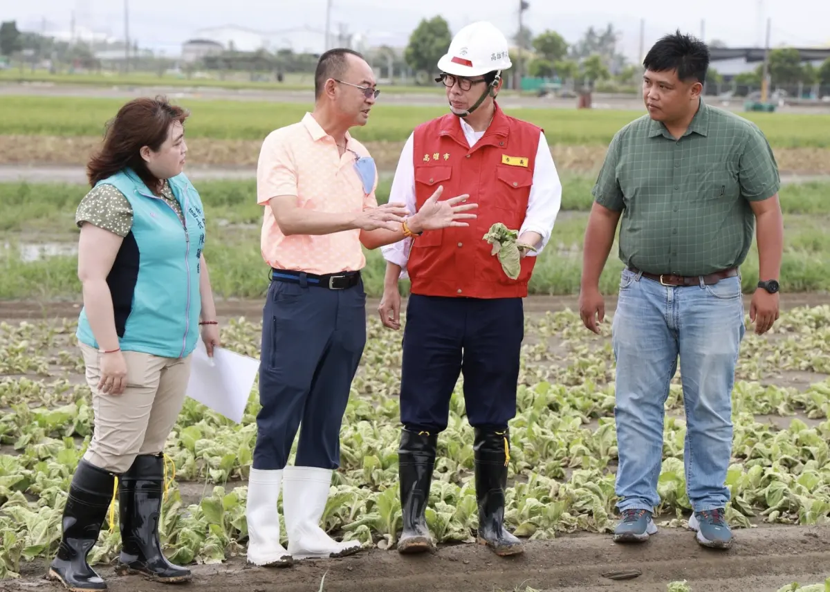 ▲陳其邁視察岡山農損遇上來自嘉義的農民表達感謝，對此陳其邁回應「災害期間同島一命，這是應該的」。（圖／翻攝自陳其邁臉書）