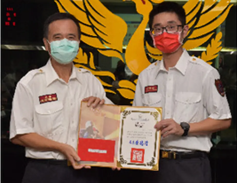 ▲消防員張敬謙（右）因搶救溺水遊客意外翻船，送醫搶救一天後仍宣告不治。（圖／翻攝新北市消防局）