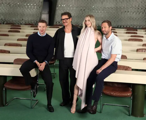 ▲漫威最新大片《驚奇4超人:第一步》主角群喬瑟夫昆恩(左起)、佩德羅帕斯卡、凡妮莎柯比與艾邦摩斯貝克許,之前在巴黎合體宣傳。(圖/美聯社/達志影像) ▲漫威最新大片《驚奇4超人:第一步》主角群喬瑟夫昆恩(左起)、佩德羅帕斯卡、凡妮莎柯比與艾邦摩斯貝克許,之前在巴黎合體宣傳。(圖/美聯社/達志影像)