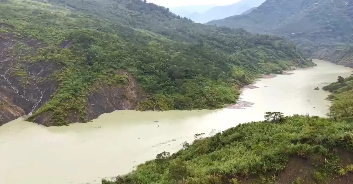 ▲目前山上短暫放睛，但清水溪上游的水流不出去，堰塞湖不斷加長加寬。（圖／草嶺村石壁蘇家農場提供，2025.07.09）