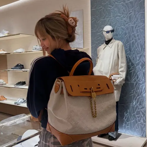 ▲Lisa就連曬名牌包，也不忘戴上Labubu髮飾。（圖／翻攝自X）