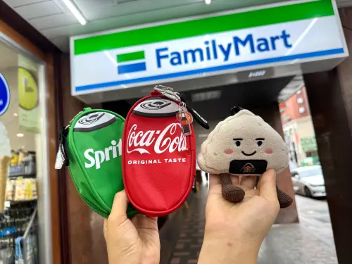 ▲購買可口可樂、雪碧、美粒果指定品項任4件，即可用99元加購「可口可樂多功能收納掛包」。（圖／記者鍾怡婷攝）