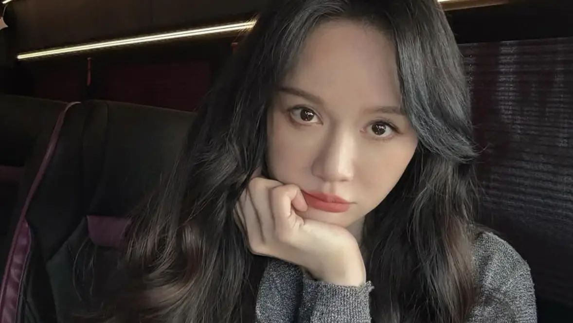 ▲46歲的偶像劇女神陳喬恩曬出了自己素顏去剪頭髮的照片，沒想到頭髮卻被剪太短，使她嚇的詢問粉絲自己適合這個造型嗎。（圖／陳喬恩IG）