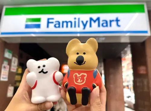 ▲購買900ML 以上鮮奶任兩瓶，即可以99元加購乙隻QUOKKA 款捏捏球，或以79元加購乙隻BOBO款捏捏球。（圖／記者鍾怡婷攝）